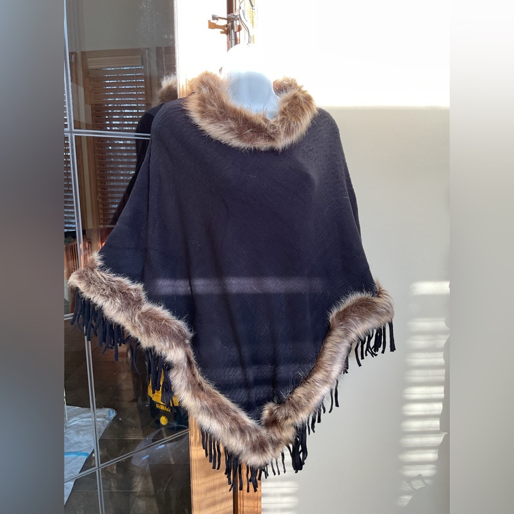 La Mode ladies lightweight faux fur poncho. NWT